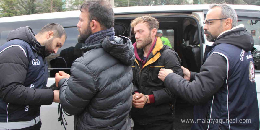 Amasya’da 20 kaçak göçmenin çıktığı minibüsün sürücüsü ve yanındaki şahıs tutuklandı