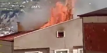 Amasya’da 4 katlı binanın çatısı alev alev yandı