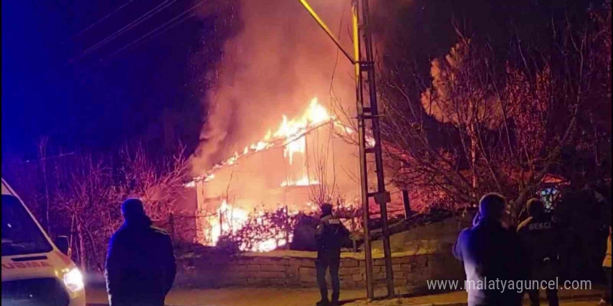 Amasya’da alevlere teslim olan ev kullanılamaz hale geldi