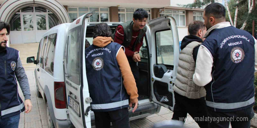 Amasya’da durdurulan otomobilden 4 kaçak göçmen çıktı