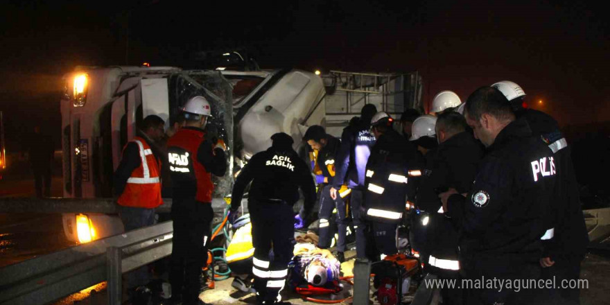 Amasya’da hurda yüklü tır devrildi, araçta sıkışan sürücüyü ekipler kurtardı