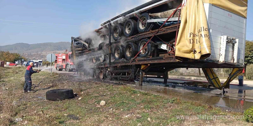 Amasya’da hurda yüklü tırın dorsesi alevlere teslim oldu