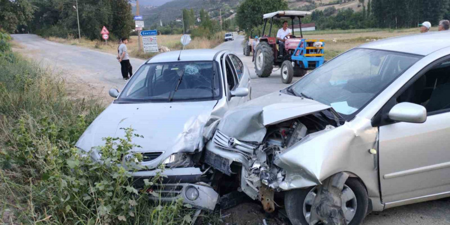 Amasya’da iki otomobil kafa kafaya çarpıştı: 2’si çocuk 5 yaralı