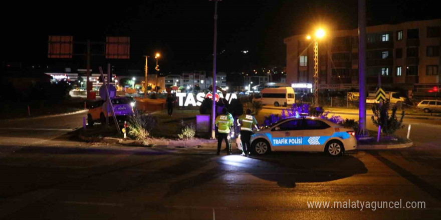 Amasya’da kavşakta 3 aracın karıştığı kazada 5 kişi yaralandı