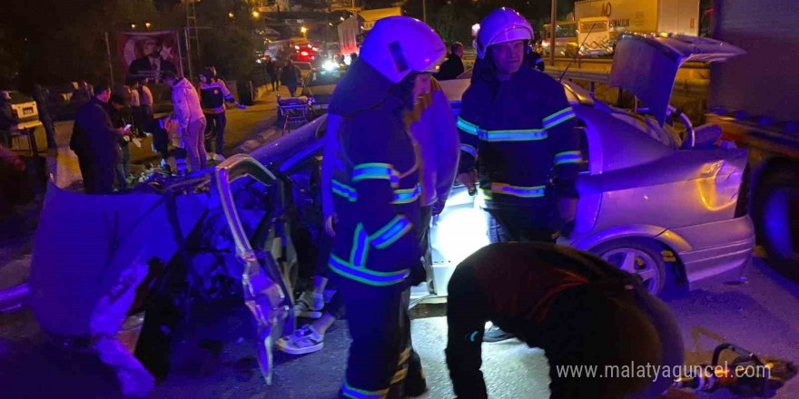 Amasya’da kontrolden çıkan otomobil duvara çarptı: 3 yaralı