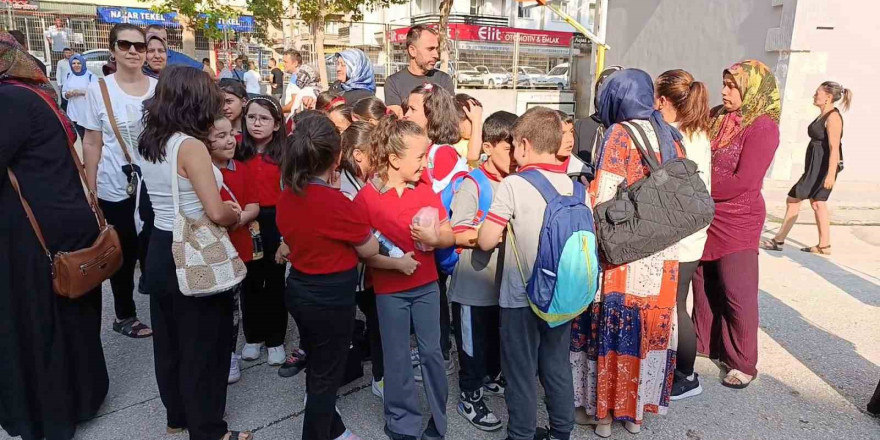 Amasya’da öğretmenleri değişen öğrenciler ve velilerinden okul bahçesinde protesto