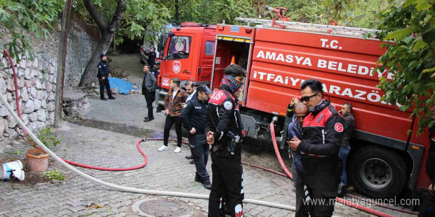 Amasya’da ormana bitişik 3 ev yangında kül oldu