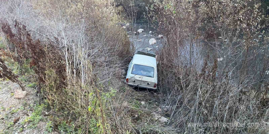 Amasya’da otomobil çayın kıyısına uçtu