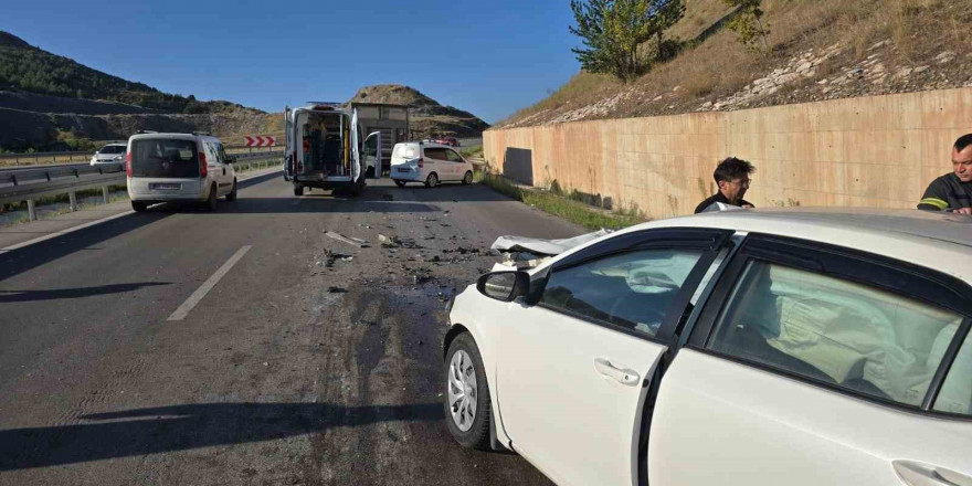 Amasya’da otomobil kamyona çarptı: 2 yaralı