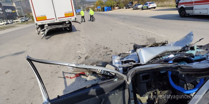 Amasya’da otomobilin tıra çarpma anı kamerada