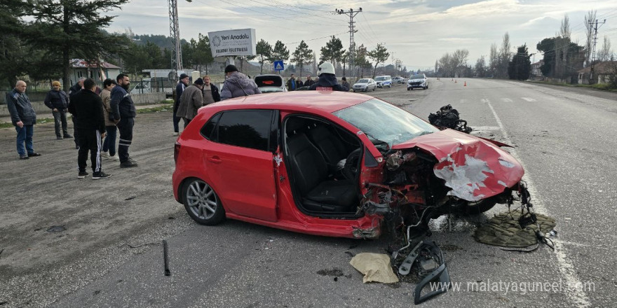 Amasya’da otomobiller kafa kafaya çarpıştı: 7 yaralı