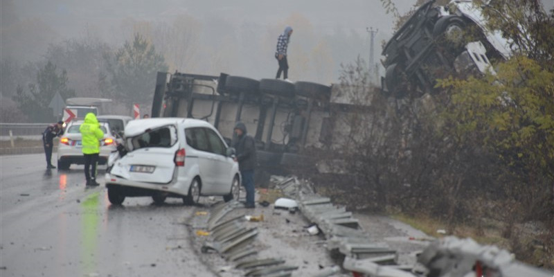 Amasya’da polis otosuna kaza yerinde tır çarptı