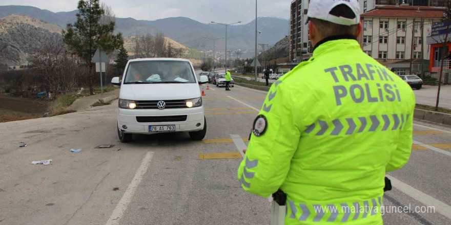 Amasya’da polisi görünce kaçan minibüsten 20 kaçak göçmen çıktı