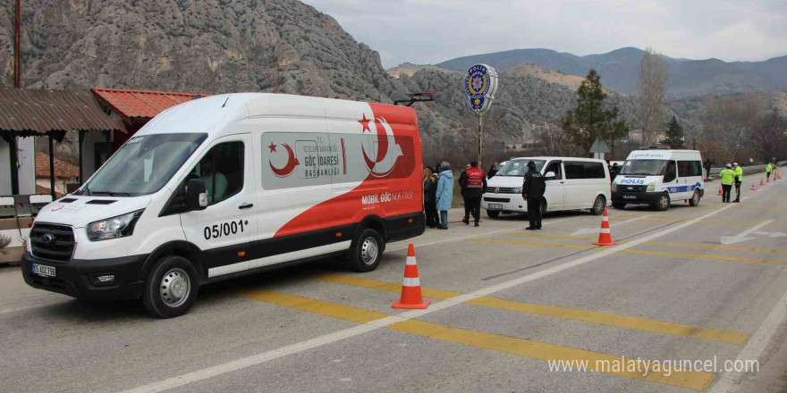 Amasya’da polisi görünce kaçan minibüsten 20 kaçak göçmen çıktı