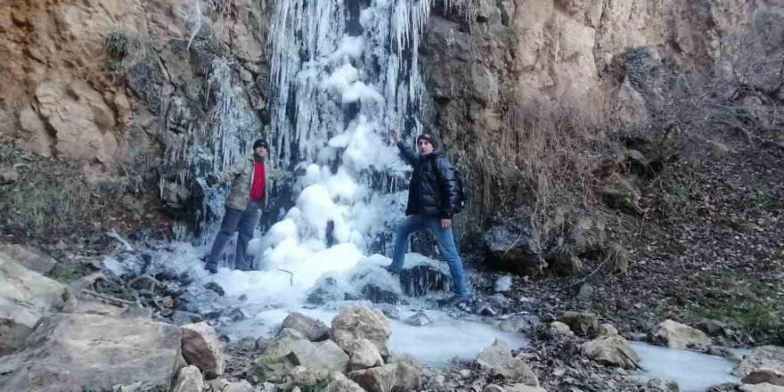 Amasya’da Su Atan Şelalesi buz tuttu