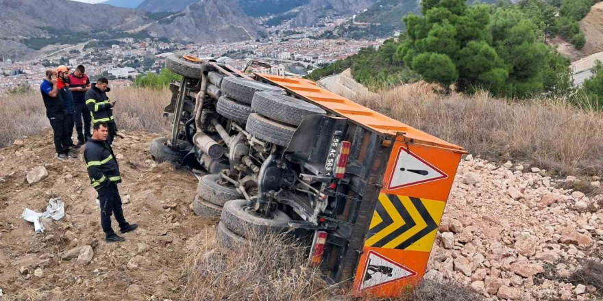 Amasya’da taş yüklü kamyon şarampole devrildi: 1 yaralı