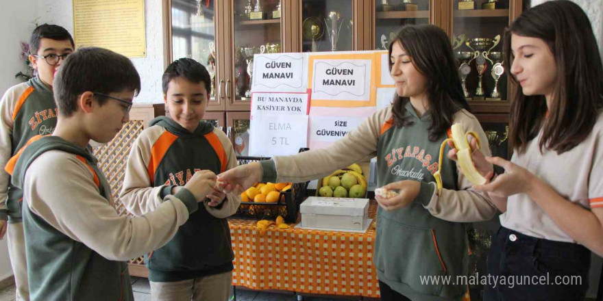 Amasyalı öğrencilerden ‘Güven Manavı’nda kasiyersiz alışveriş