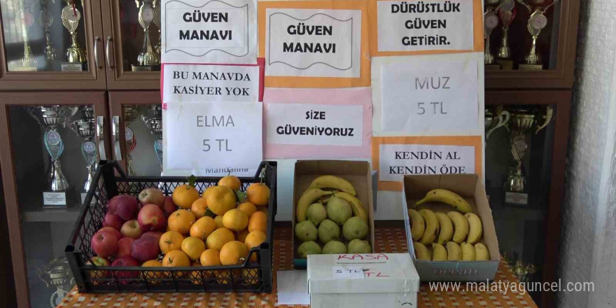 Amasyalı öğrencilerden ‘Güven Manavı’nda kasiyersiz alışveriş