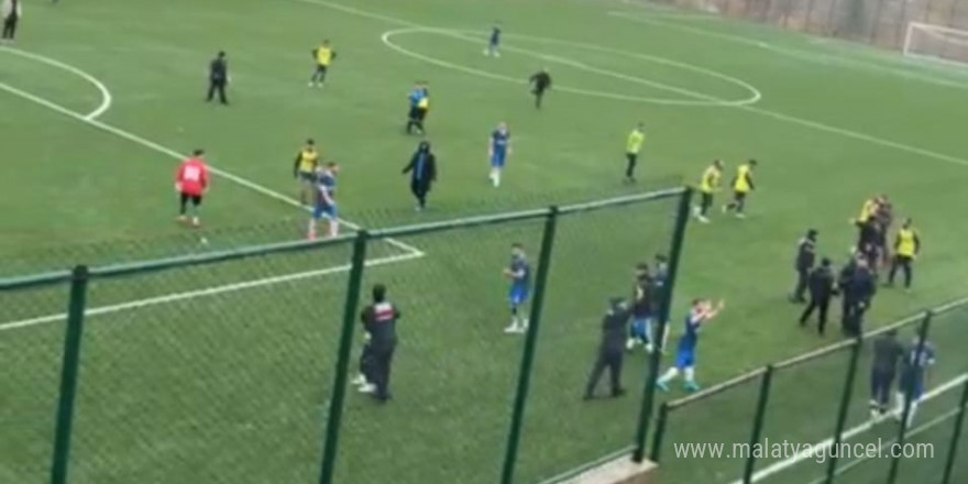 Amatör maçta saha karıştı, futbolcular taşlı saldırıda yaralandı