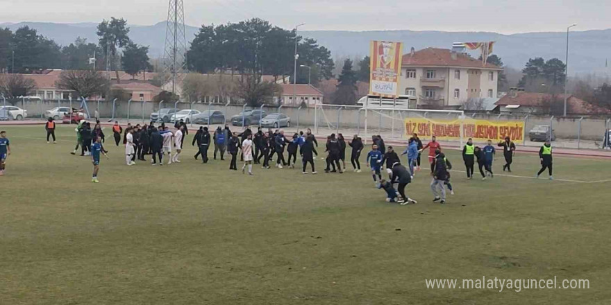 Amatör maçta saha karıştı, polis ekipleri güçlükle ayırdı