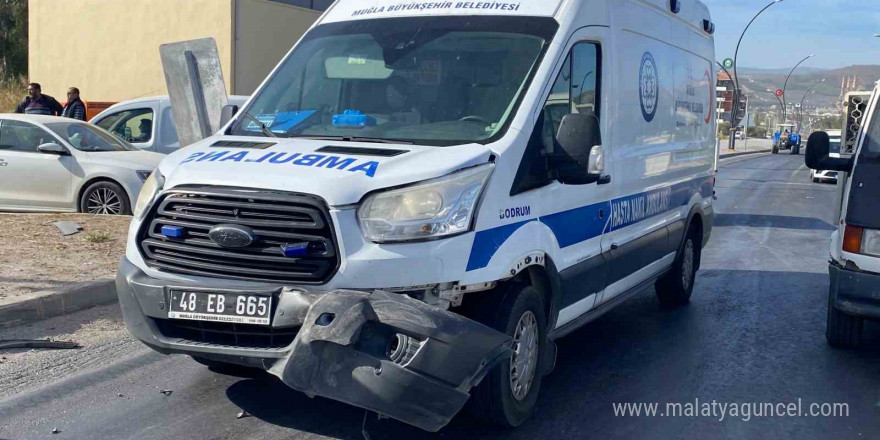 Ambulans ile otomobil çarpıştı: 1 yaralı