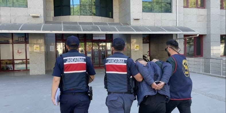 Ambulansa yol vermeyen sürücü tutuklandı