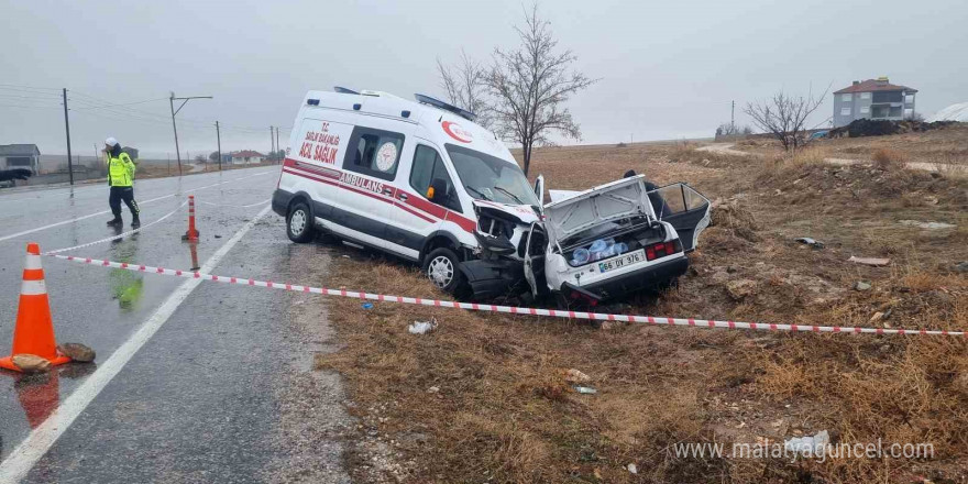 Ambulansla otomobil çarpıştı: 1 kişi hayatını kaybetti