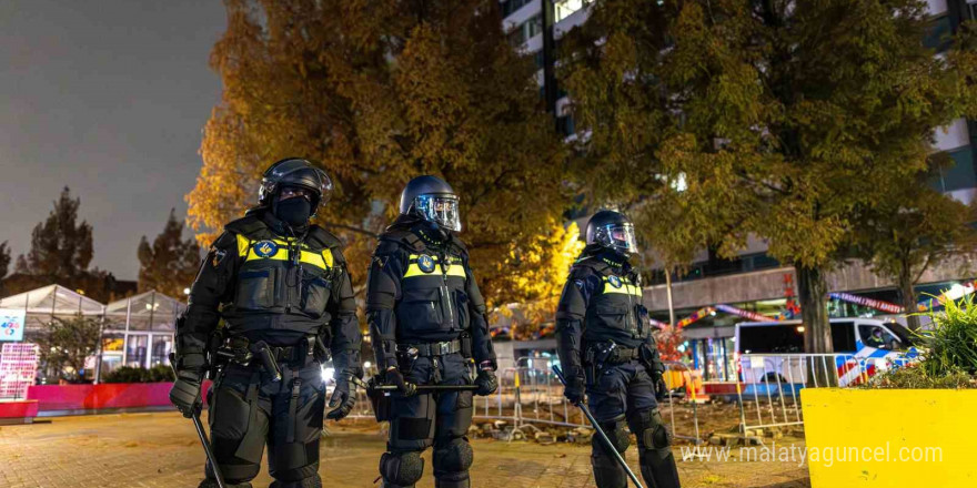 Amsterdam’da tramvay ateşe verildi