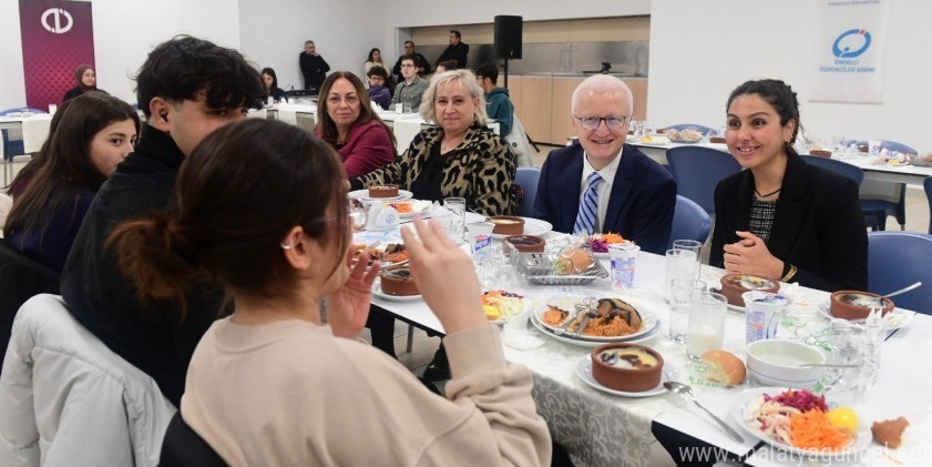 Anadolu Üniversitesi ailesi Engelliler Günü’nde öğrencilerle yemekte buluştu