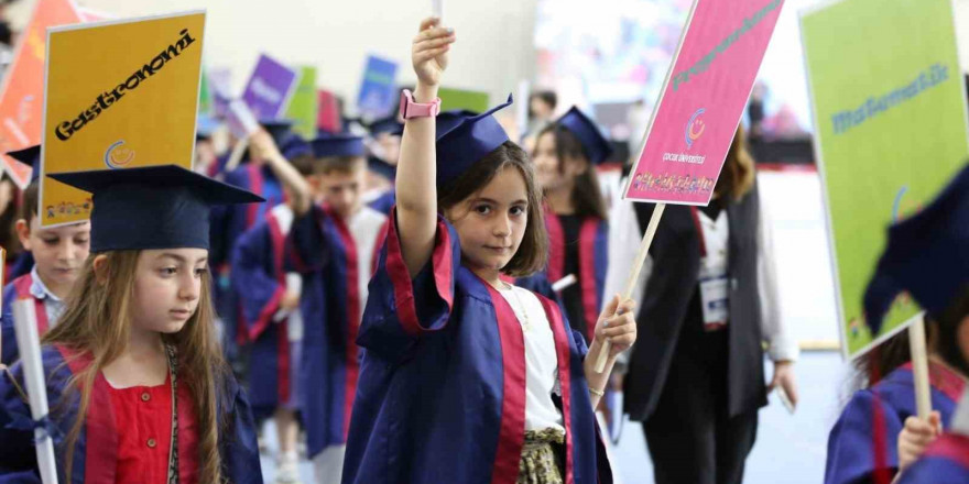 Anadolu Üniversitesinde 3 kuşak 7’den 70’e mezuniyet heyecanı
