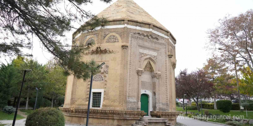 Anadolu’nun ilk kadın hükümdarının türbesi süslemeleri ile dikkat çekiyor