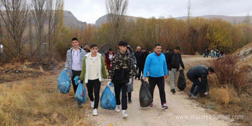 Anadolu’nun nazar boncuğunun çevresini yağmur altında temizlediler