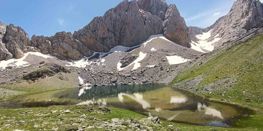 Anamas Dağı’ndaki Karagöl, dağcıların ilgi odağı