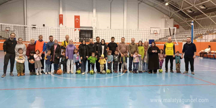 Anaokullu minikler babalarıyla birlikte spor yaptılar