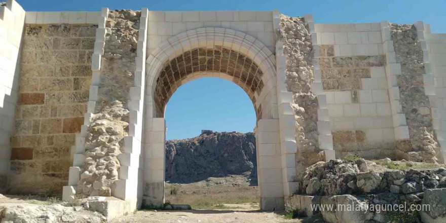 Anavarza antik kentindeki kale kapısı restorasyonu tepkiye neden oldu