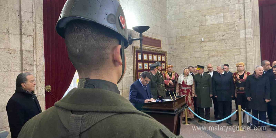 Ankara Valisi Şahin ve ABB Başkanı Yavaş, Atatürk’ün Ankara’ya gelişinin 105. yılı dolayısıyla Anıtkabir’i ziyaret etti