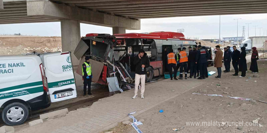 Ankara’da belediye otobüsü tırla çarpıştı: 1 ölü, 1 yaralı