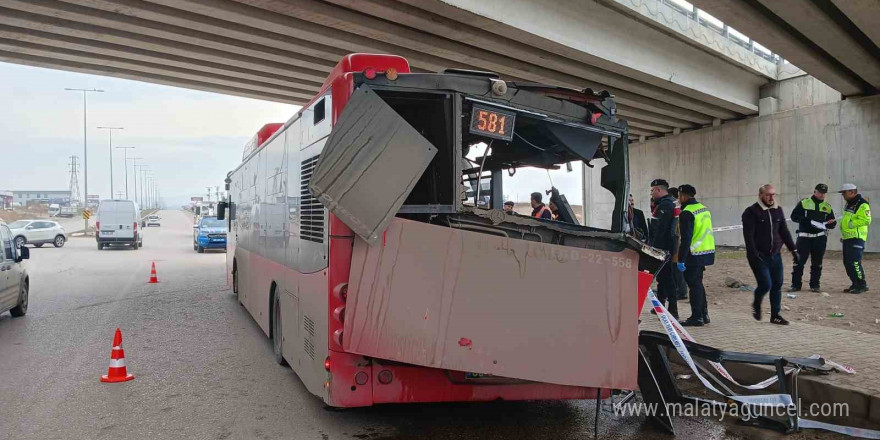 Ankara’da belediye otobüsü tırla çarpıştı: 1 ölü, 1 yaralı