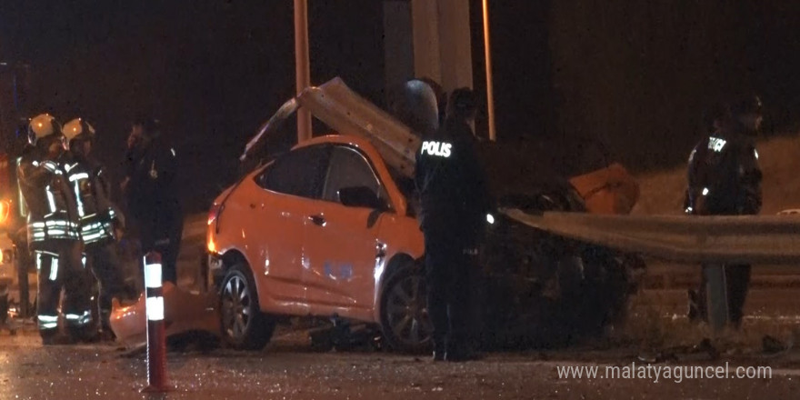 Ankara’da kontrolden çıkan taksi bariyerlere saplandı: 1 ölü