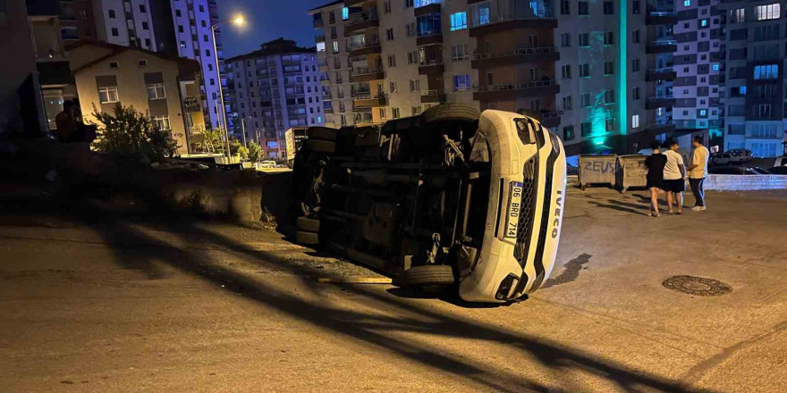 Ankara’da servis aracı devrildi