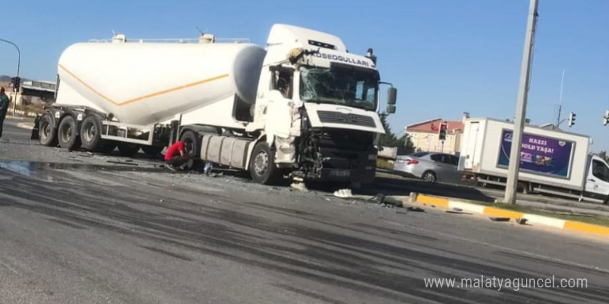 Ankara’da tır ile belediye otobüsünün çarpıştığı kazada 2 kişi yaralandı