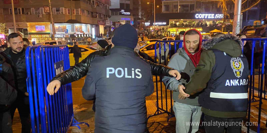 Ankara’da vatandaşlar yeni yıla Kuğulu Park’ta girdi