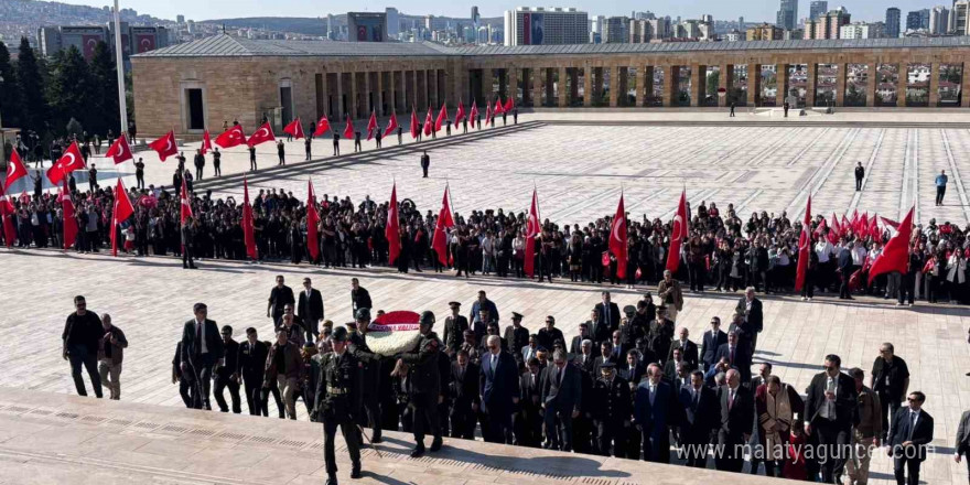 Ankara’nın başkent oluşunun 101. yıl dönümü, Anıtkabir ve 1. Meclis binasında düzenlenen törenlerle kutlandı