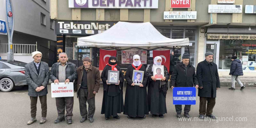 Annelerin evlat nöbeti devam ediyor