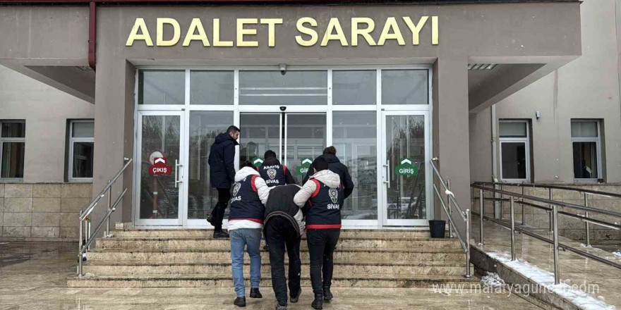 Annesini boğarak, kardeşini tabancayla öldürmüştü, adliyeye sevk edildi