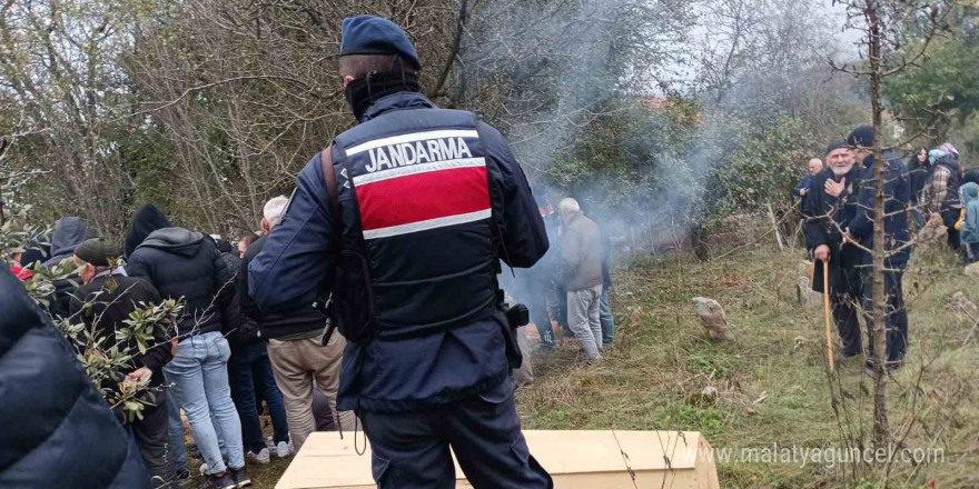 Annesini öldürüp intihar eden şahıs toprağa verildi