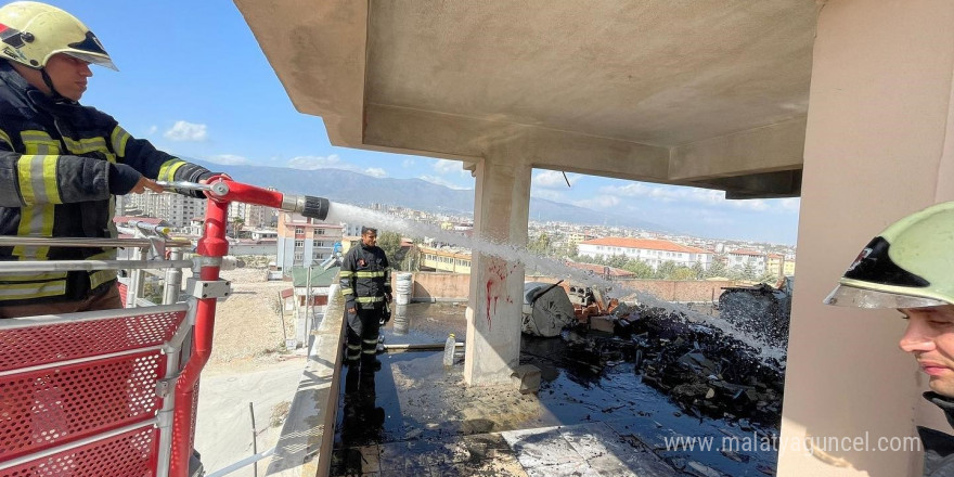 Antakya’da apartmanın çatısında yangın çıktı