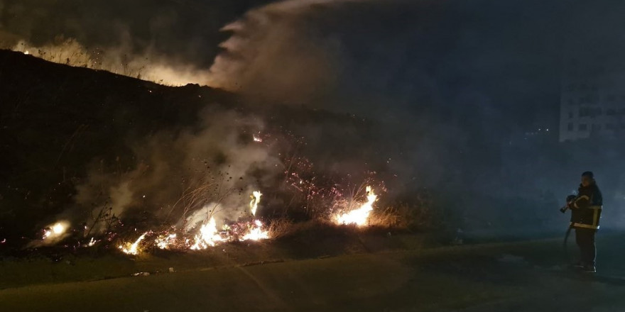 Antakya’da çıkan tarla yangını itfaiye tarafından söndürüldü