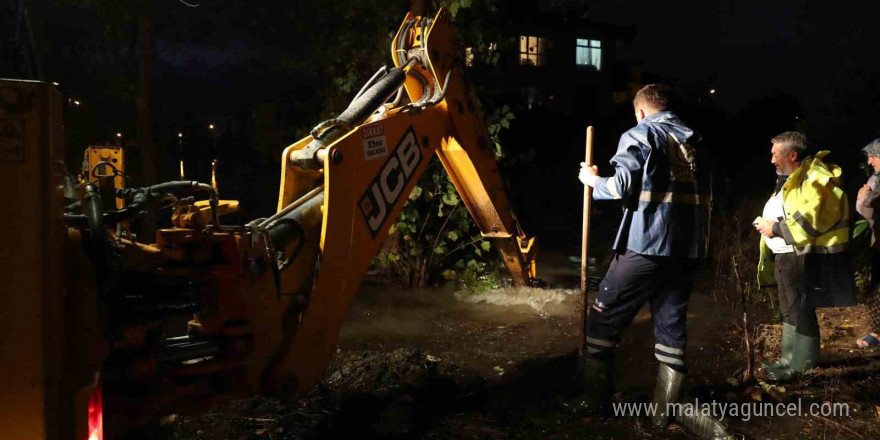 Antalya Büyükşehir, afet bölgesinde incelemelerde bulunup yardım eli uzattı