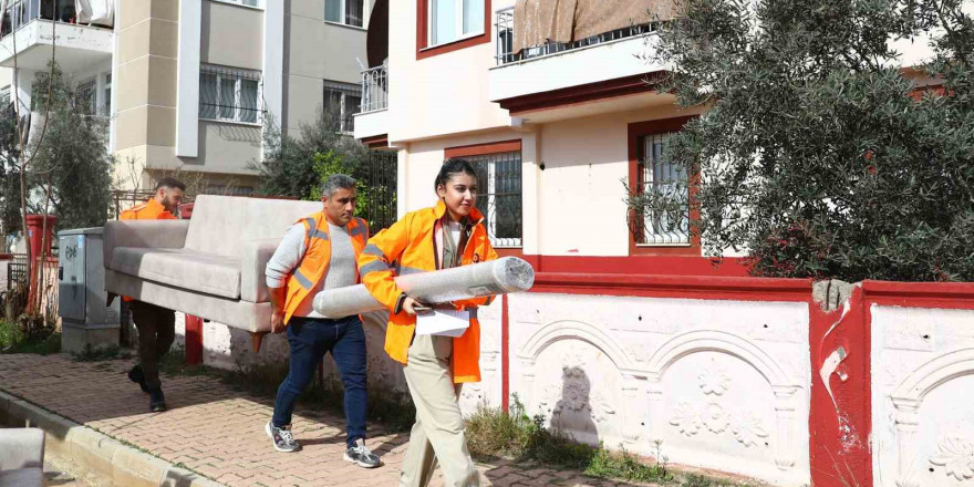 Antalya Büyükşehir’den selzedelere eşya yardımı